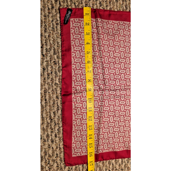 Saks Fifth Avenue Silk Pocket Square Red Paisley Made in Italy Mens 17x17 Luxury - Picture 2 of 4